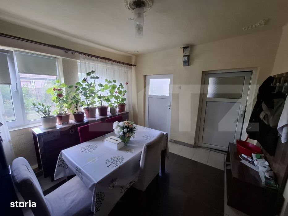 Casa 2 camere, 100 mp, anexe de vanzare, zona Gelu
