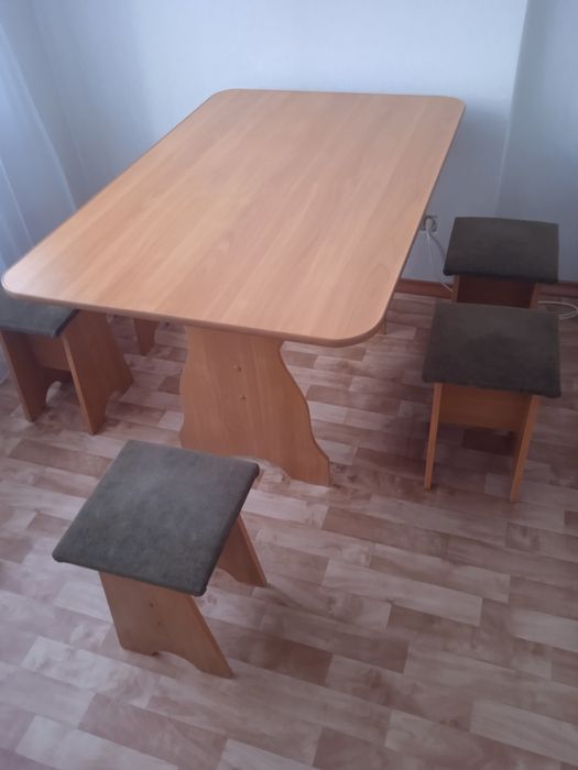 Продам кухонный стол и пять стульев.