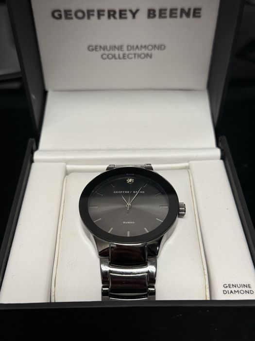 Продавам мъжки часовник Geoffrey Beene с метална каишка