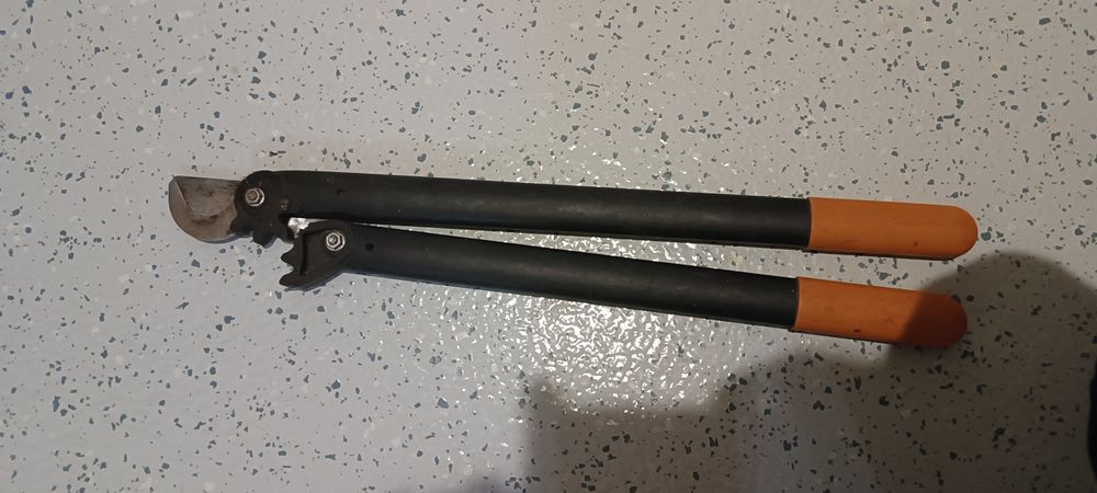 Vând foarfeca Fiskars