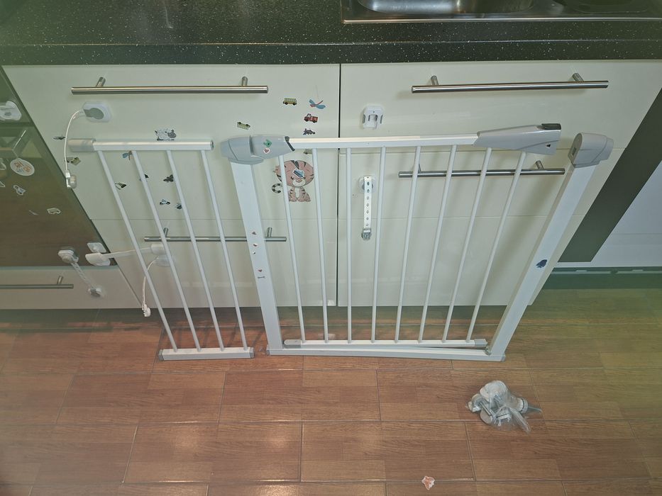 Poarta de siguranta Safety Gate pentru scari, ajustabila 104-113 cm, din otel, alba