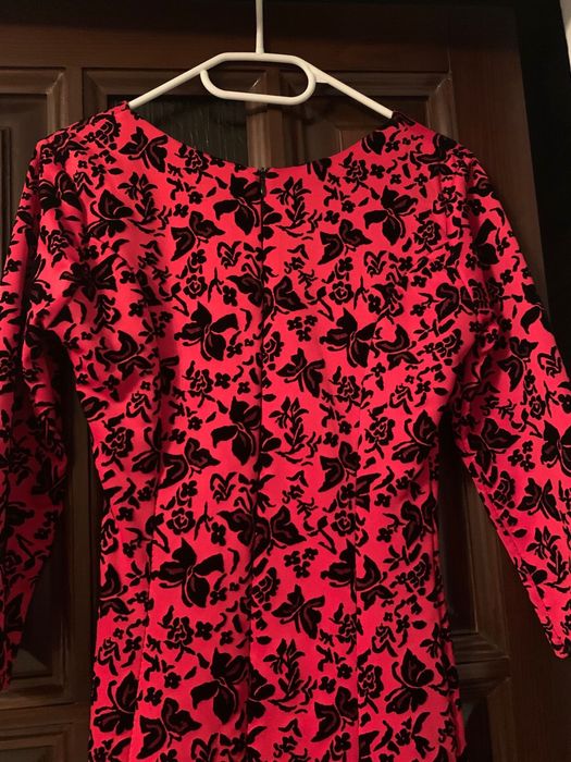 Rochie rosie cu model negru