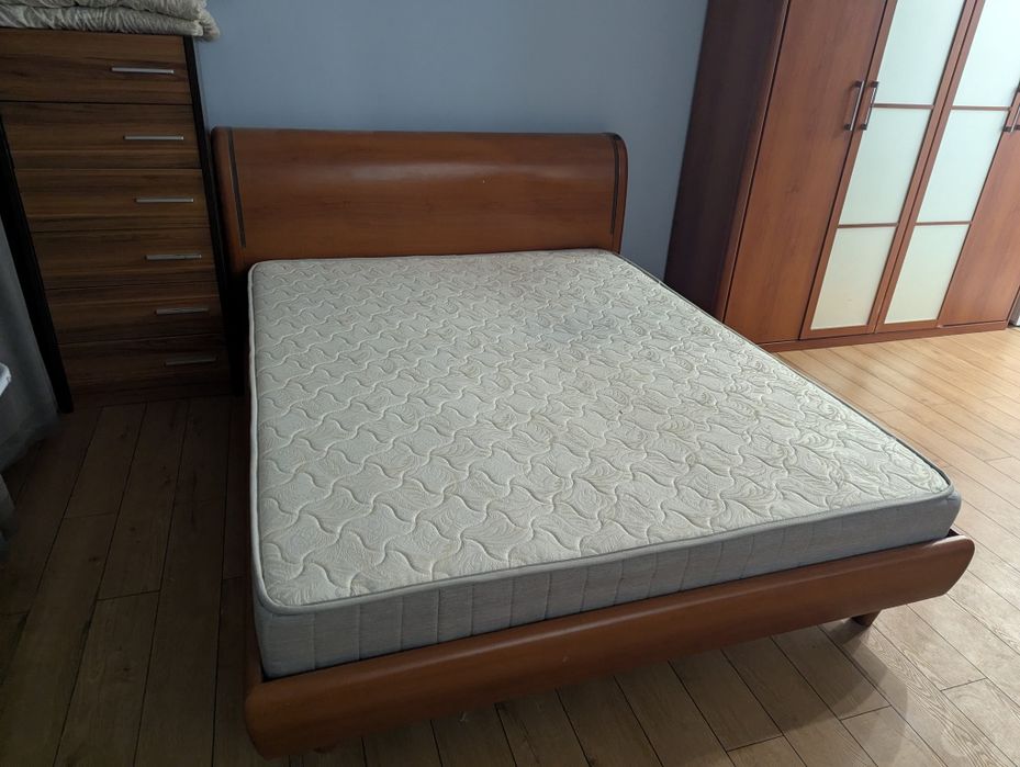 продам кровать с матрасом (б/у)