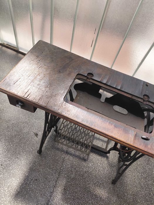 Маса от шевна машина SINGER