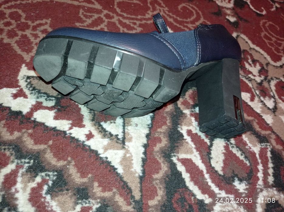 Туфли 37 размер подойдёт на 38. В хорошем состаянии.