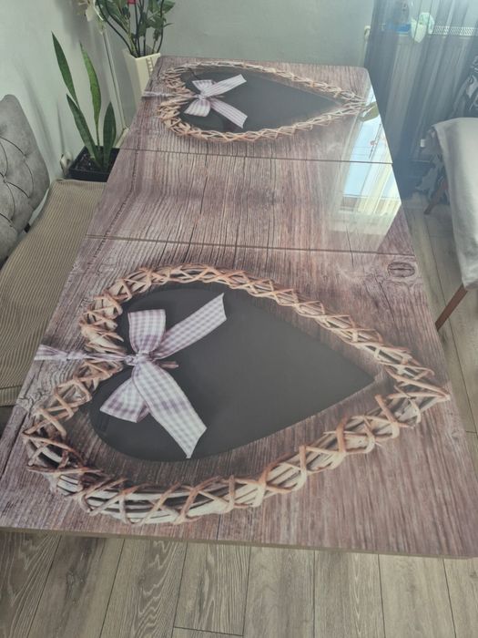 Masă extensibilă modernă, stare foarte bună – 300 lei