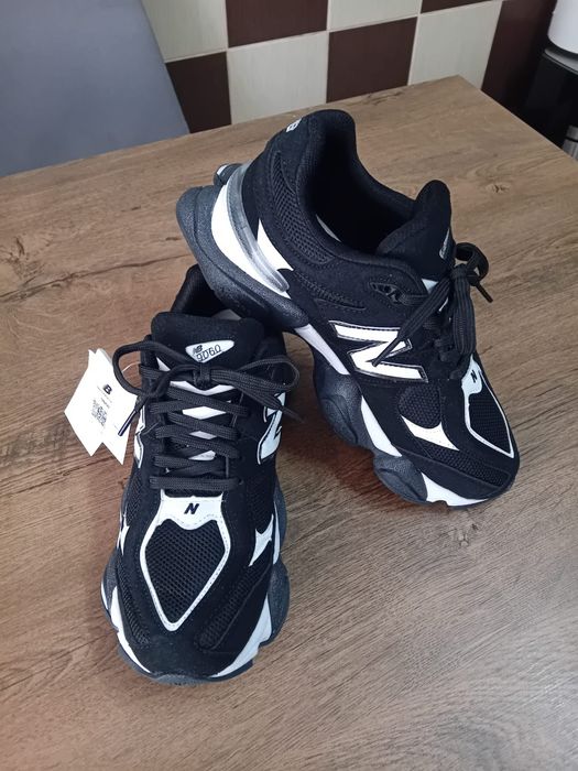 Vand New Balance 9060 negru cu alb