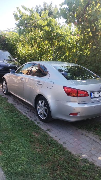 Lexus is 220d  2009