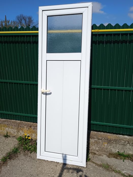 Ușa și geam termopan din aluminiu.