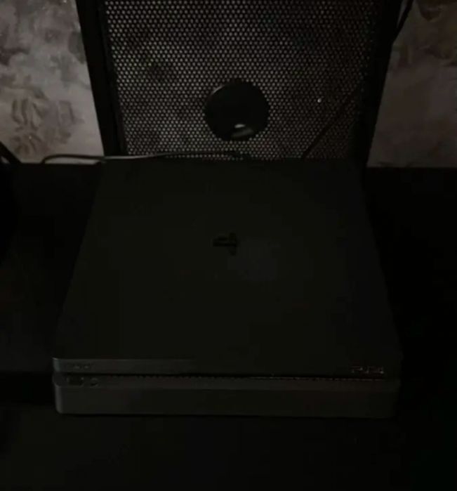 PS4 Slim + 2 джойстика + 10 игр