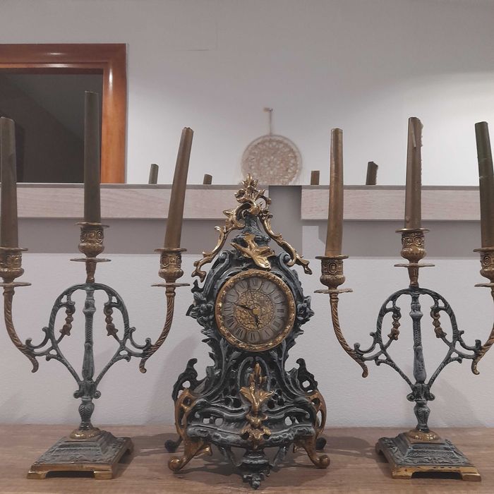 ceas din bronz si perechea de sfesnice bronz masiv