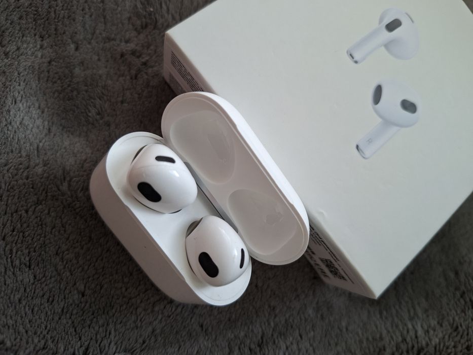 AirPods продается
