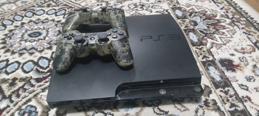 PS3 с двумя геймпадами и играми