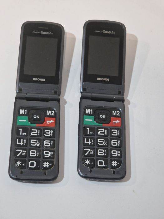 Telefon cu dublu display, special pentru Seniori.