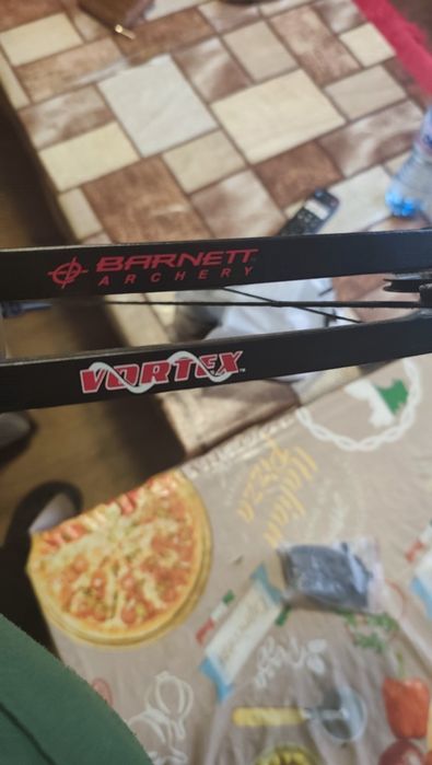 Продавам запазен лък компалт