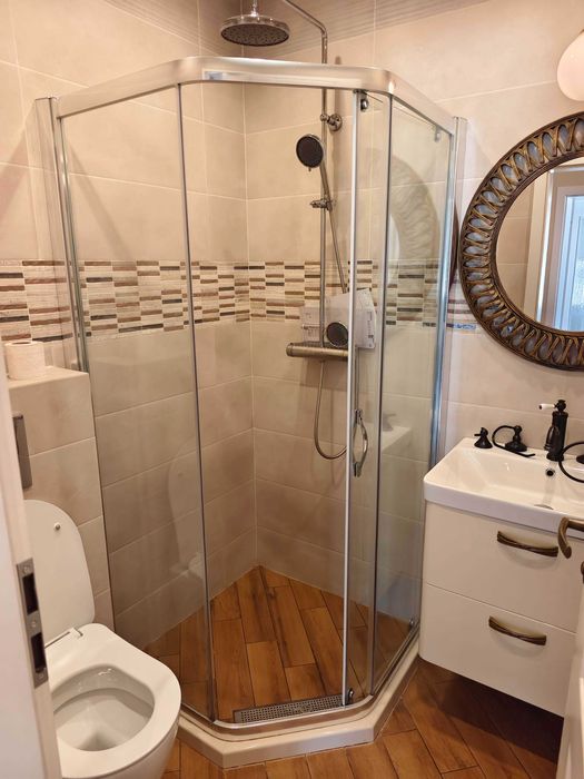 Петоъгълна душ кабина от закалено стъкло