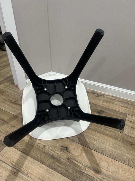 Продам пластиковые стулья