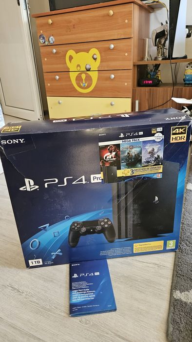 Продавам PlayStation 4 Pro с капацитет от 1 TB. В отлично състояние и