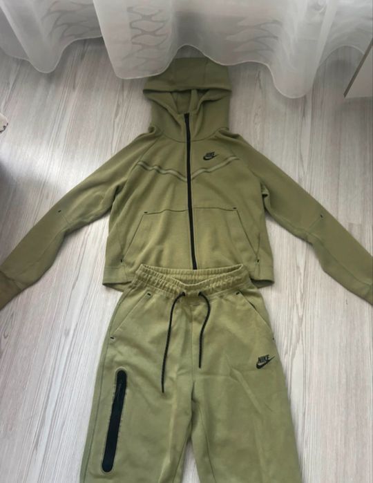 Compleu nike tech