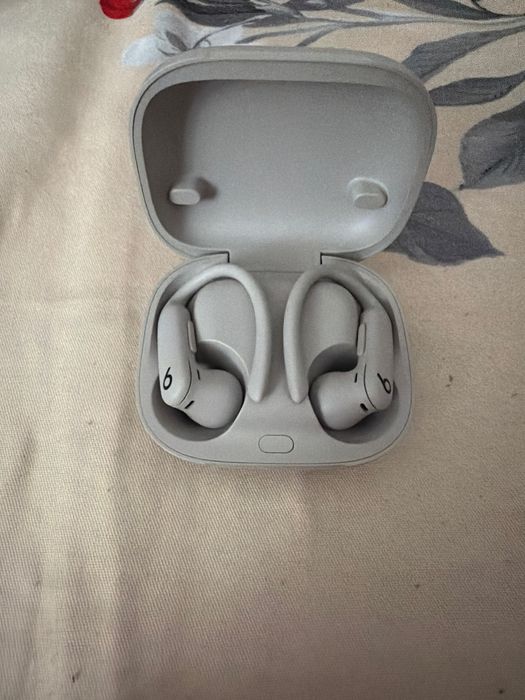 Casti wireless culoare gri stare foarte buna.