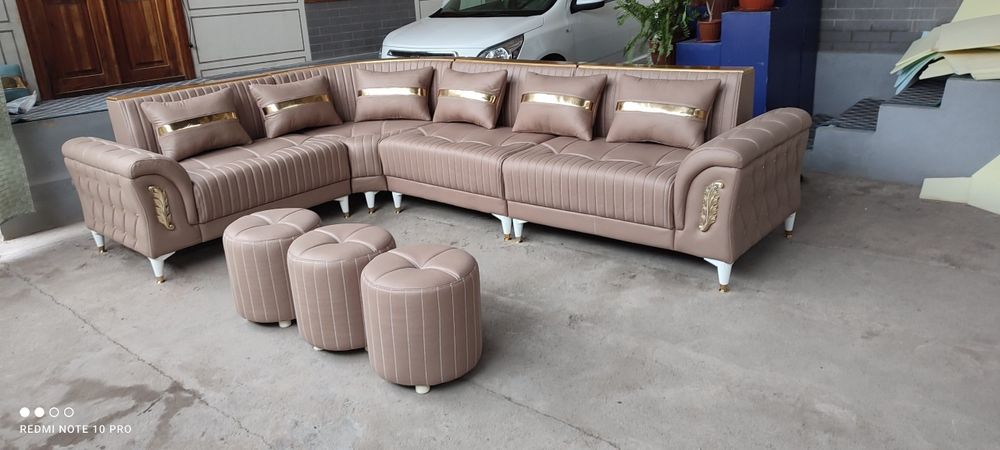 Уголок для гостиние + стол