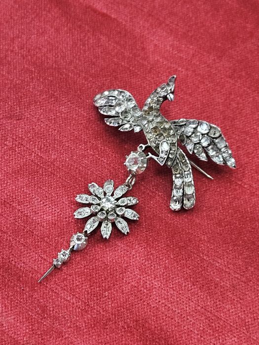 Сребърна брошка от 18 - ти век.