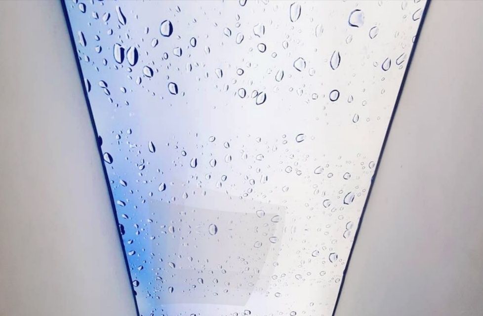 Слив воды с натяжного потолка