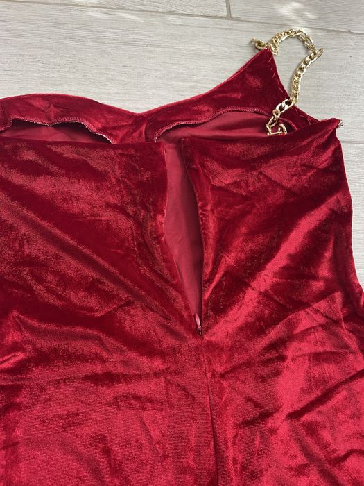 Червена кадифена рокля