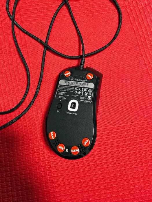 mouse deathadder v3 cu piciorușe de sticla