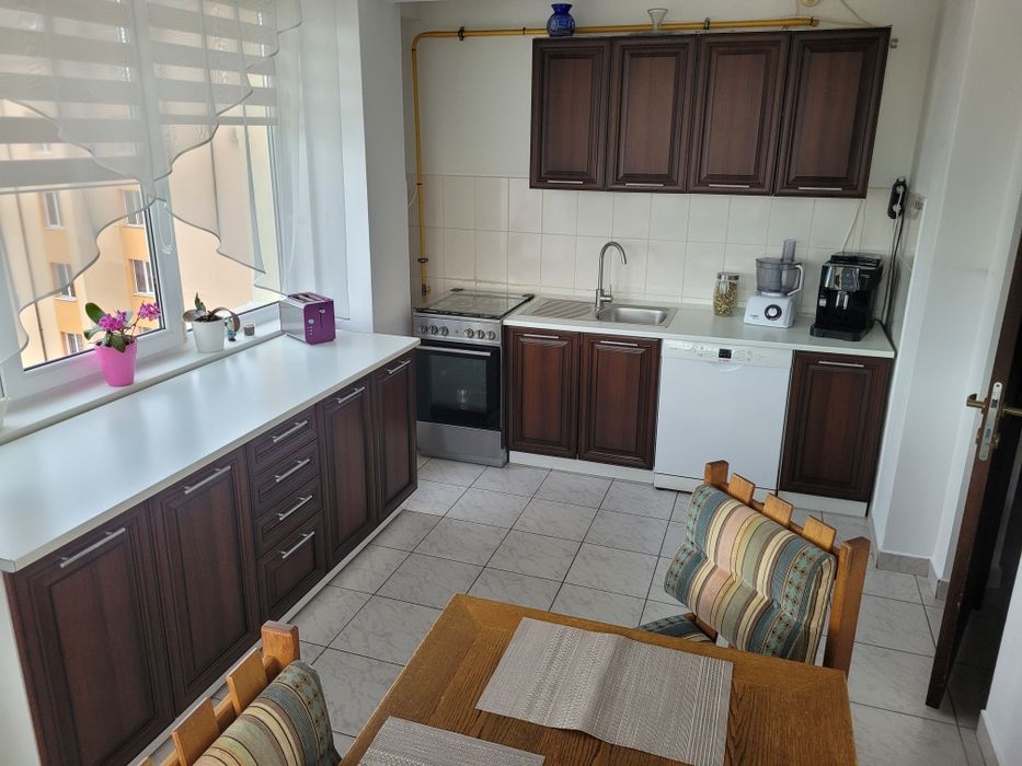 Vând sau schimb apartament 2 camere zona Metro cu casa în împrejurimile Sucevei