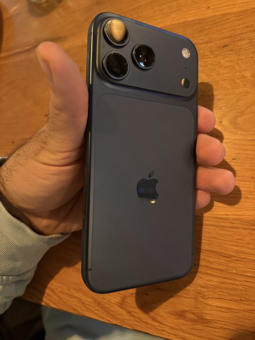 Vand Iphone 17 pro max Blue