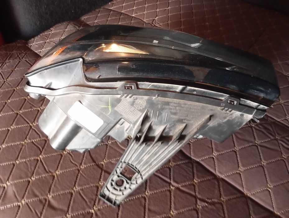 Продавам ляв фар за Гранд чероки