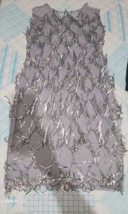 Вечернее платье серебристого цвета