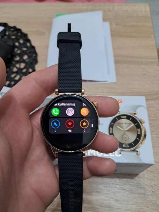 продавам часовник смарт дамски