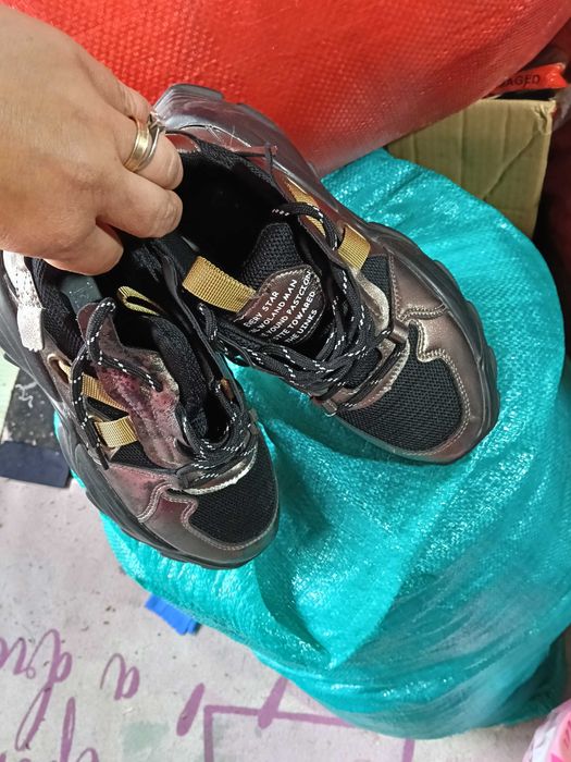 Adidași aproape noi