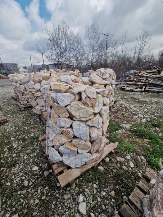Bolovani ornamentali pentru decoar in curte