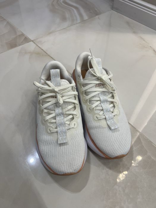 Дамски бели маратонки Nike