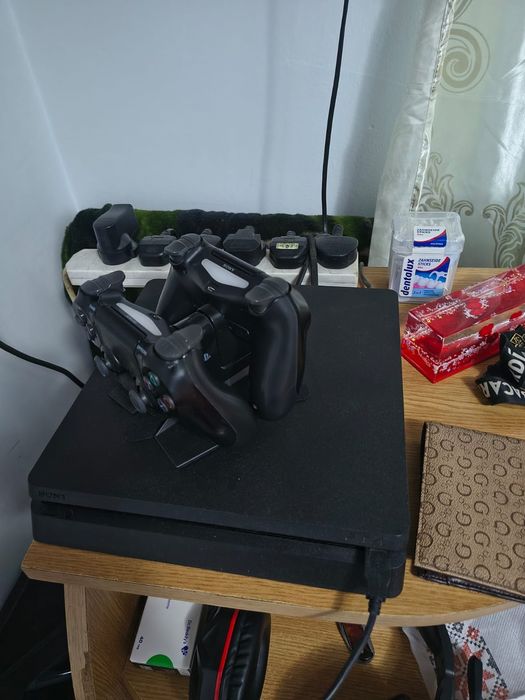 Vând PlayStation 4