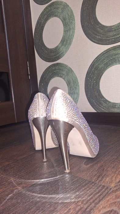 Продам туфли со стразами