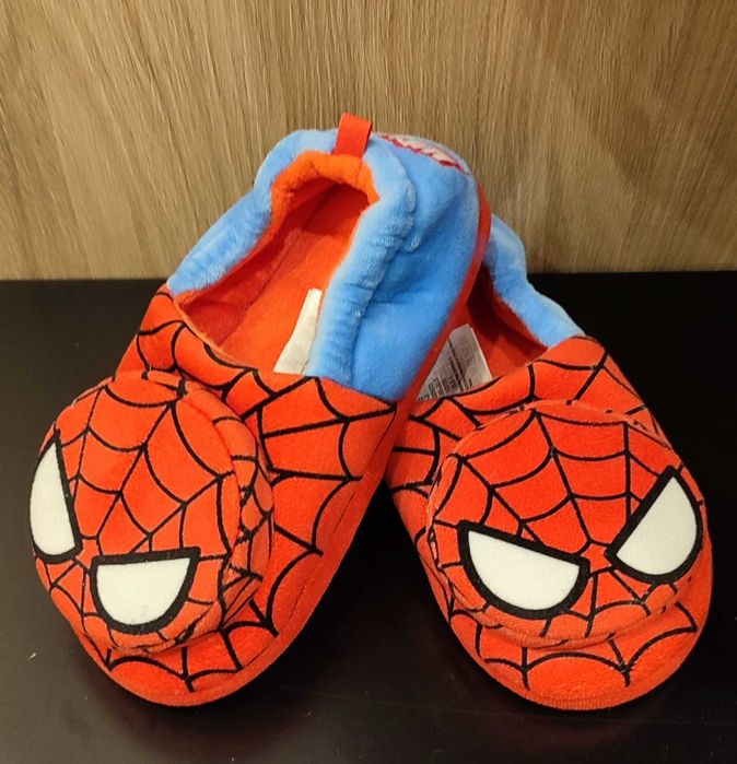 Пантофи спайдърмен на H&M