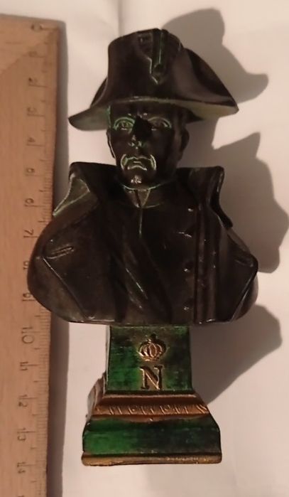 Vând sau schimb obiecte vechi.Preț în funcție de obiectul ales.