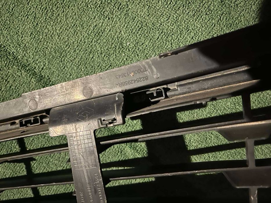 решетка в предна броня Renault Clio 2013-2016 г. #018S