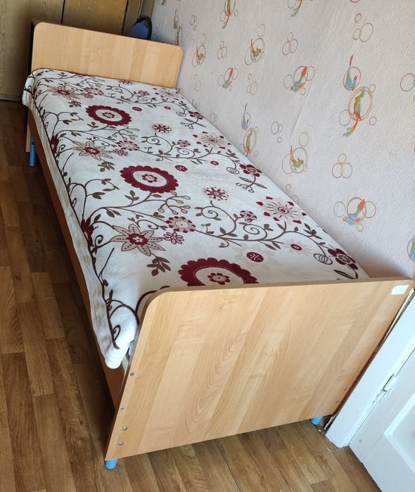 Продам деревянную кровать ( 2 штуки)
