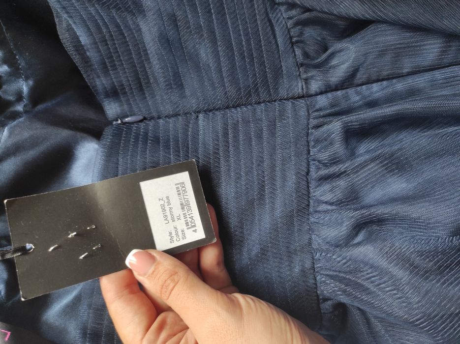 Нова официална рокля Laona с етикет