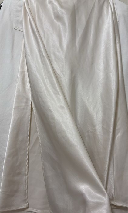 Атласная юбка с вырезом