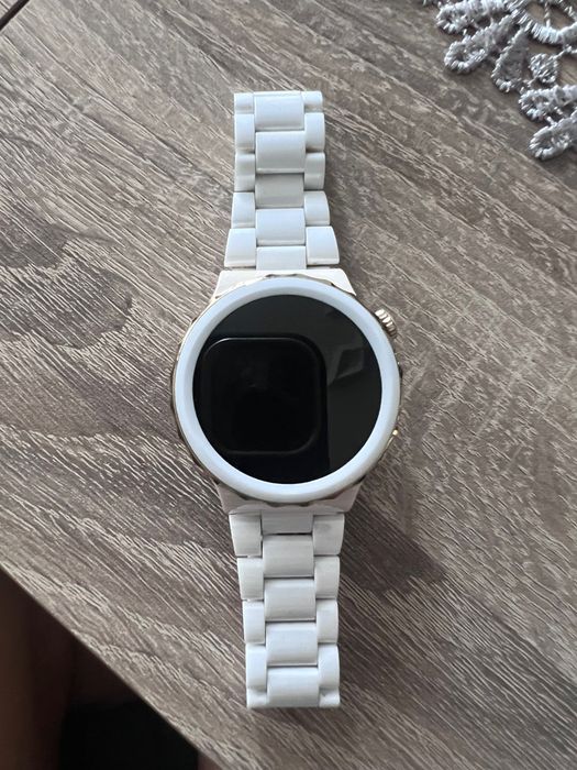 Продавам смарт часовник Huawei GT Pro 3 Ceramic
