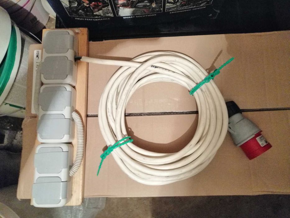 Prelungitor 380 V la 220 V cu 6 prize , 12 metri , NOU