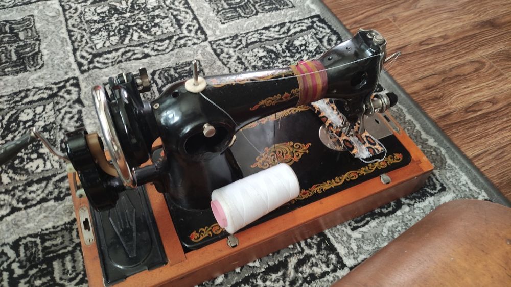 Продаётся ручная швейная машина