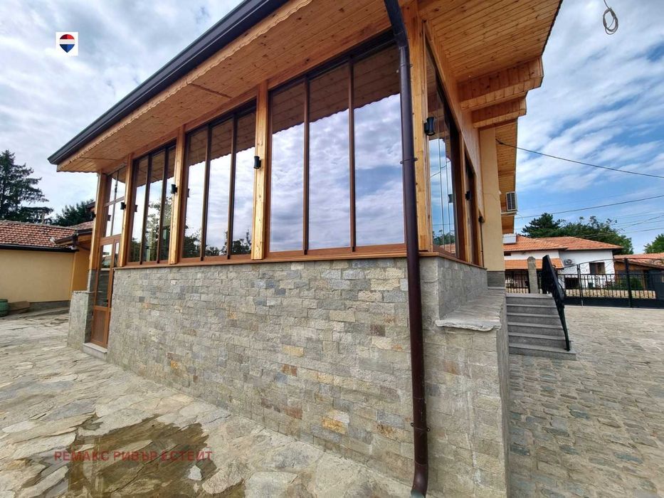 Луксозна къща под наем в с. Сандрово