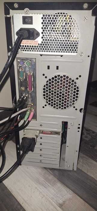 Продавам стар Lg компютър